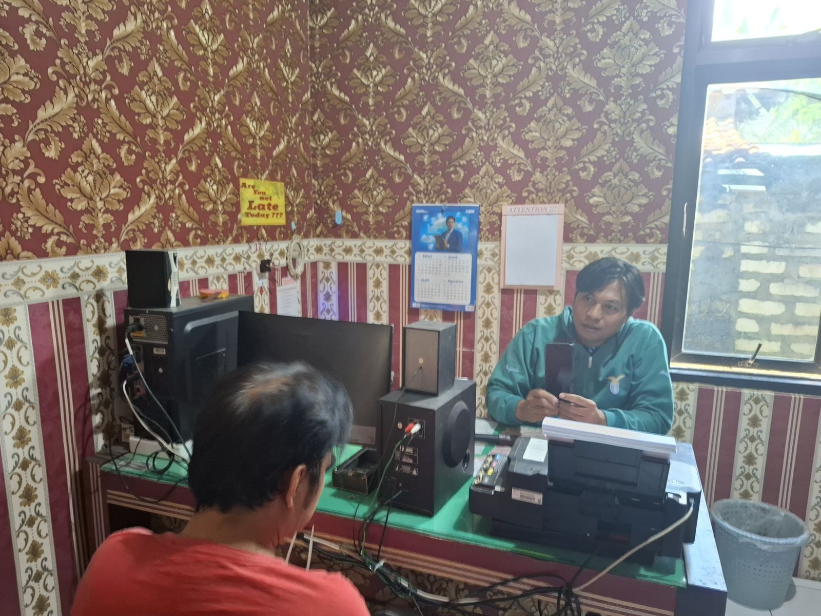Tersangka pencurian HP saat diperiksa di Mapolres Sampang