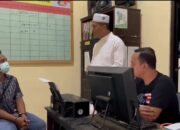 Pelaku saat melakukan proses pemeriksaan di Mapolsek Sokobanah