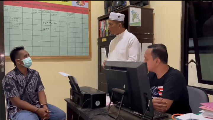 Pelaku saat melakukan proses pemeriksaan di Mapolsek Sokobanah
