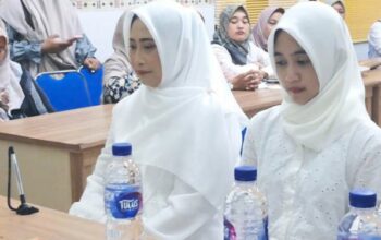 Suasana prosesi pembacaan syahadat Anggita Ayu Junia Sari dan Agustin Soelistiyorini