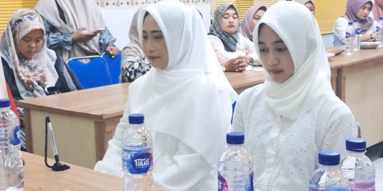 Suasana prosesi pembacaan syahadat Anggita Ayu Junia Sari dan Agustin Soelistiyorini