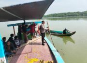 Warga dan Kepolisian saat mencari korban yang diduga tenggelam di sungai