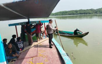 Warga dan Kepolisian saat mencari korban yang diduga tenggelam di sungai