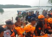 Petugas gabungan saat menemukan korban tenggelam di Desa Marparan