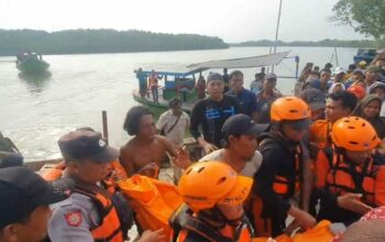 Petugas gabungan saat menemukan korban tenggelam di Desa Marparan
