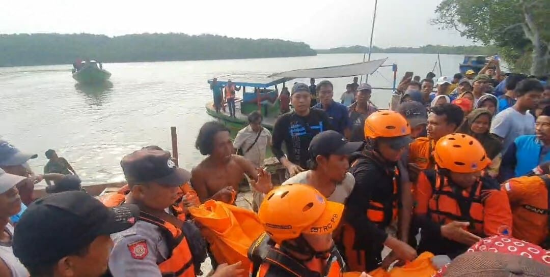 Petugas gabungan saat menemukan korban tenggelam di Desa Marparan