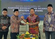 Potong tumpeng dalam rangka peresmian payment point Bank Sampang di Kantor Kemenag Sampang