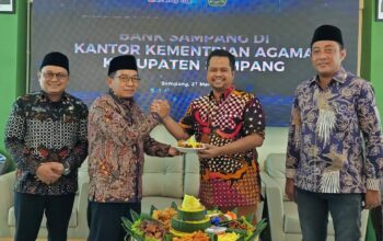 Potong tumpeng dalam rangka peresmian payment point Bank Sampang di Kantor Kemenag Sampang