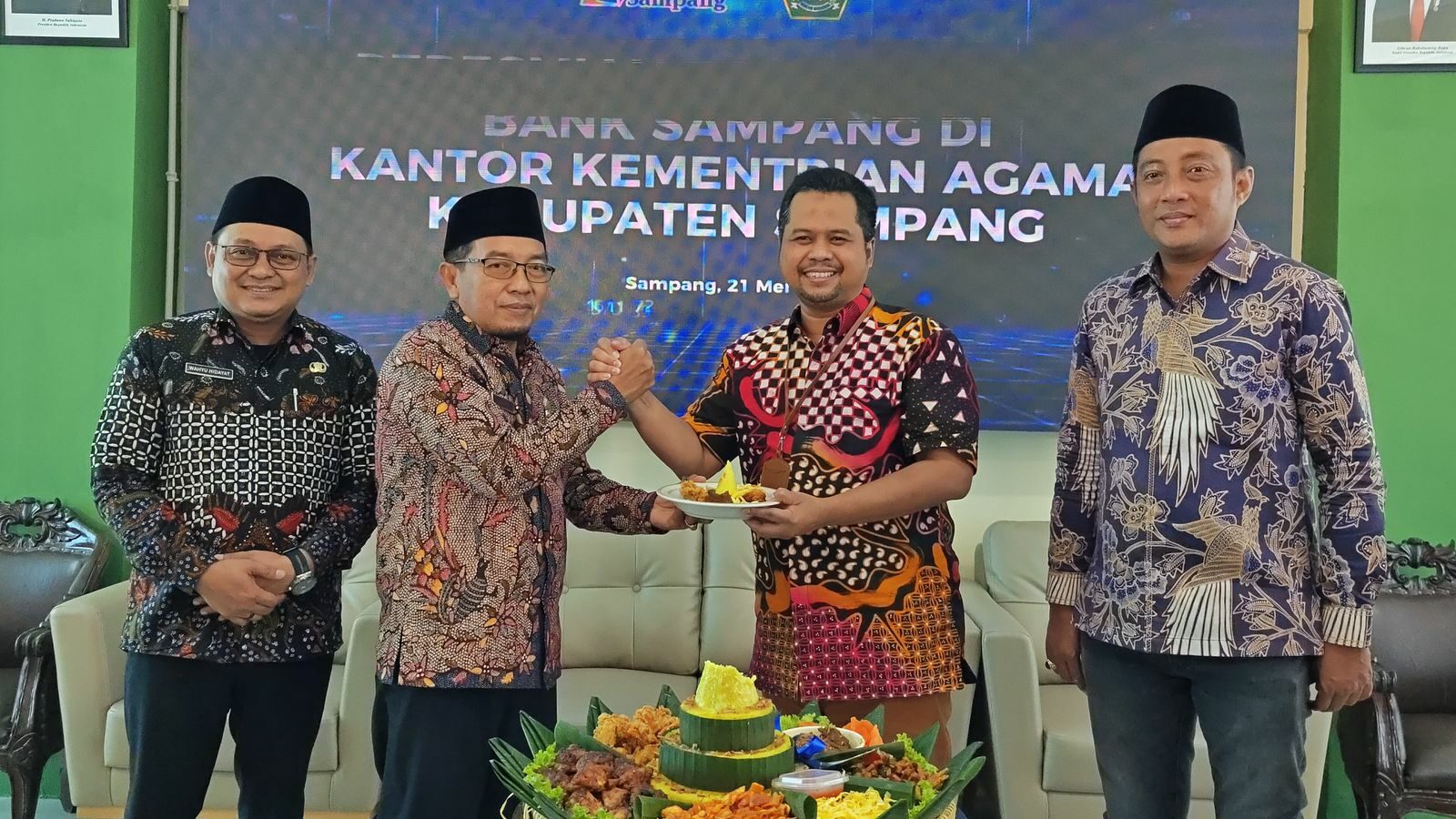 Potong tumpeng dalam rangka peresmian payment point Bank Sampang di Kantor Kemenag Sampang