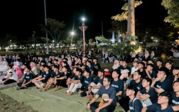 Siswa SMK Negeri 1 Sampang saat nobar video perpisahan di videotron Alun-alun Trunojoyo