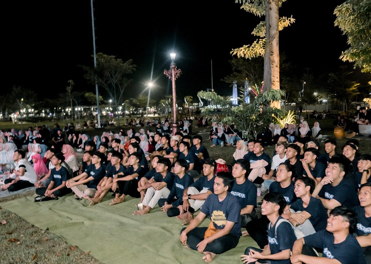 Siswa SMK Negeri 1 Sampang saat nobar video perpisahan di videotron Alun-alun Trunojoyo