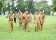 Bupati Bangkalan Lukman Hakim saat meninjau rencana lokasi Sekolah Rakyat