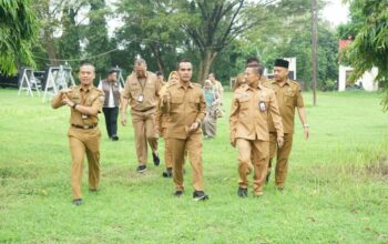 Bupati Bangkalan Lukman Hakim saat meninjau rencana lokasi Sekolah Rakyat