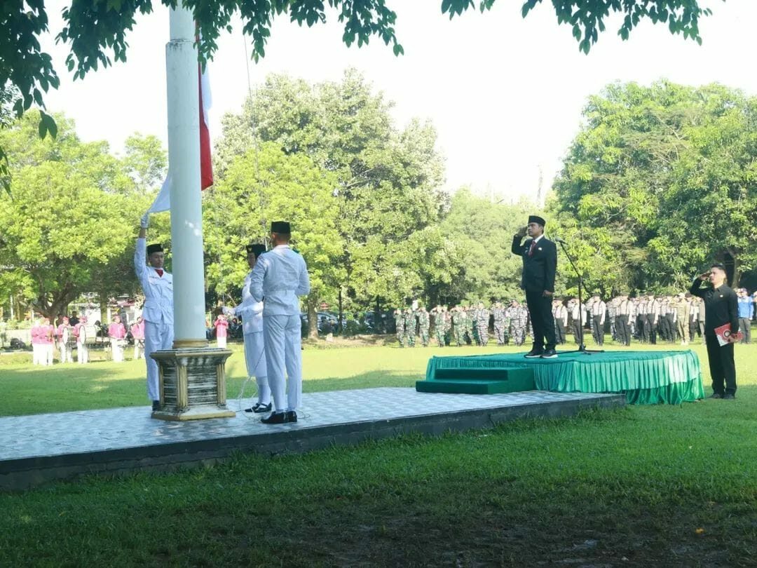 Bupati Bangkalan Lukman Hakim saat menjadi Inspektur Upacara peringatan hari lahir pancasila