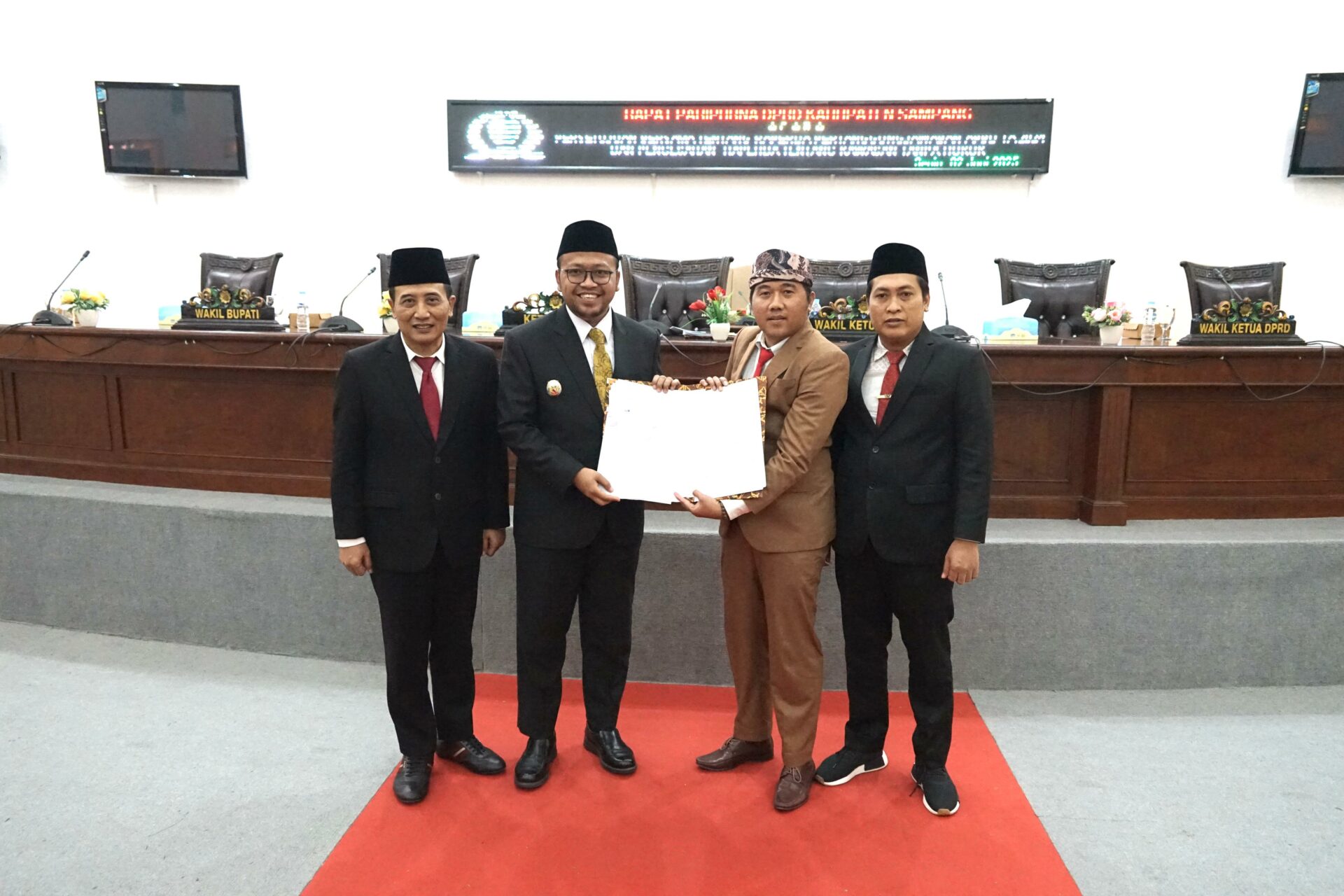 Wakil Bupati Sampang H. Ahmad Mahfudz dan Pimpinan DPRD Kabupaten Sampang usai menandatangani Raperda