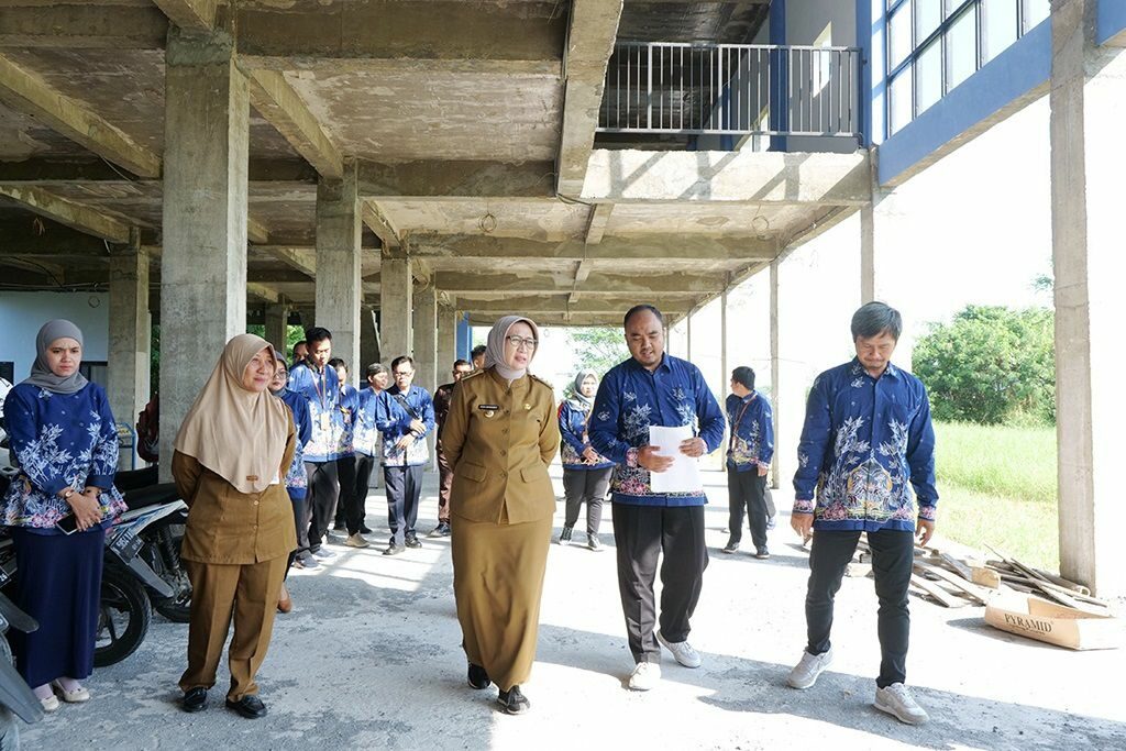 Bupati Lumajang Indah Amperawati saat meninjau pembangunan gedung baru Politeknik Negeri Malang Kampus Lumajang
