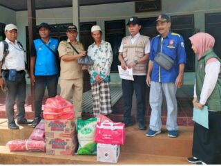 Pemkab Sampang Salurkan Bantuan untuk Korban Kebakaran dan Puting Beliung di Banyuates