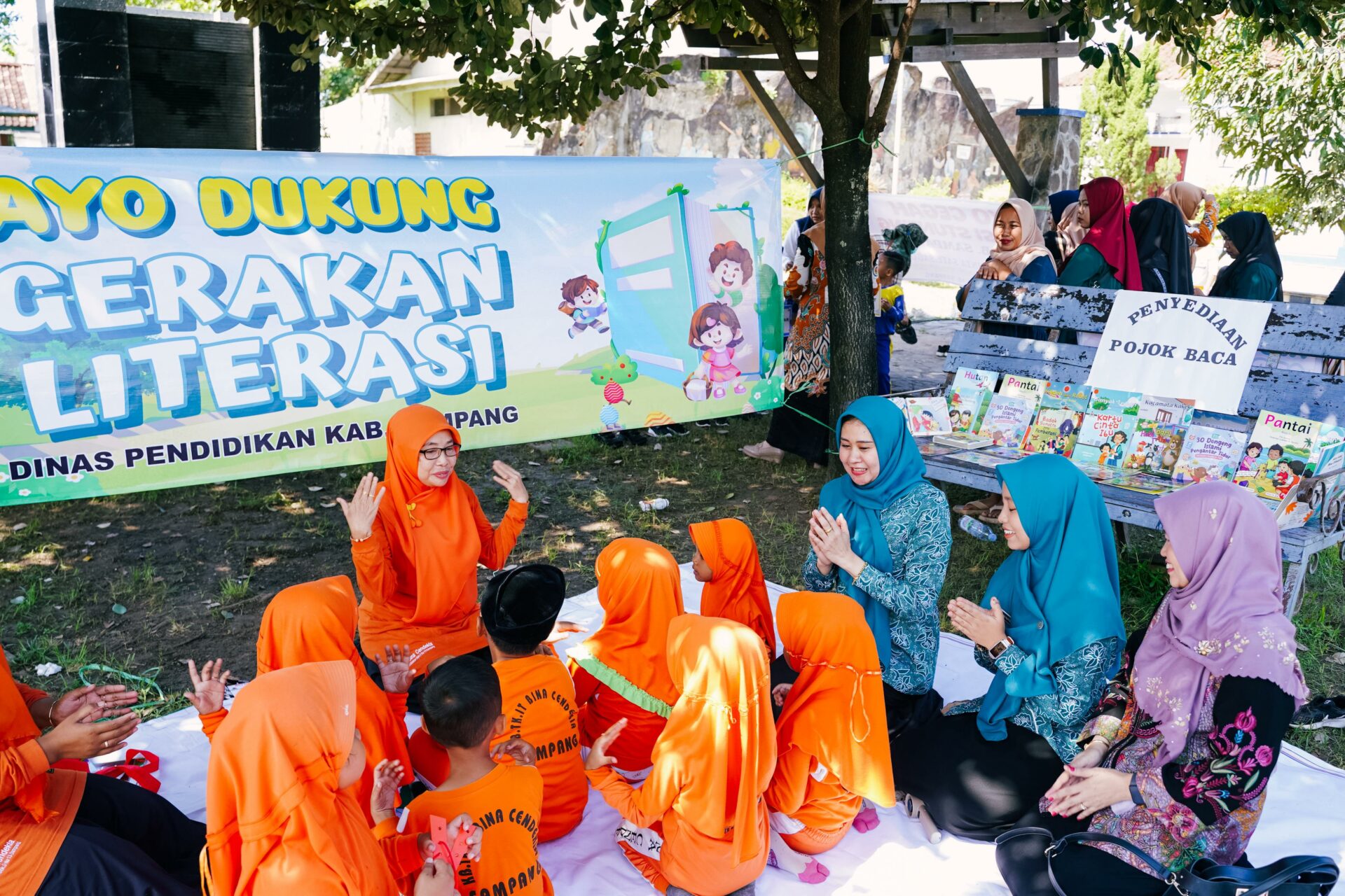 Bunda Paud Kabupaten Sampang saat mengunjungi pojok baca