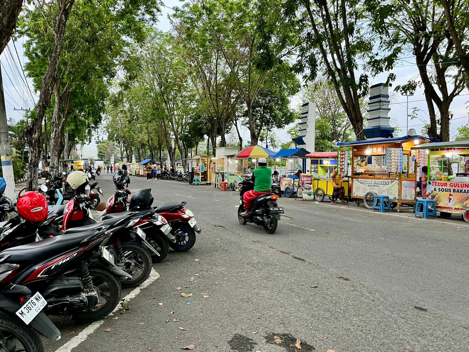 Pengendara saat melintas di Alun-alun Trunojoyo
