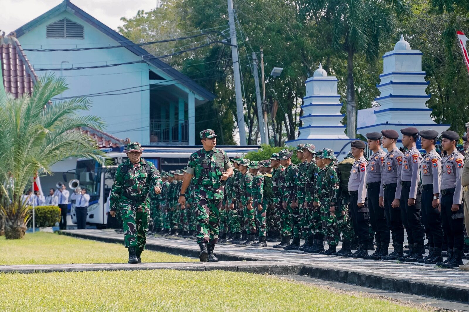 Komandan Korem 084/Bhaskara Jaya, Brigjen TNI Danny Alkadrie saat mengecek peserta upacara penutupan TMMD ke-124 di Halaman Pendapa Trunojoyo