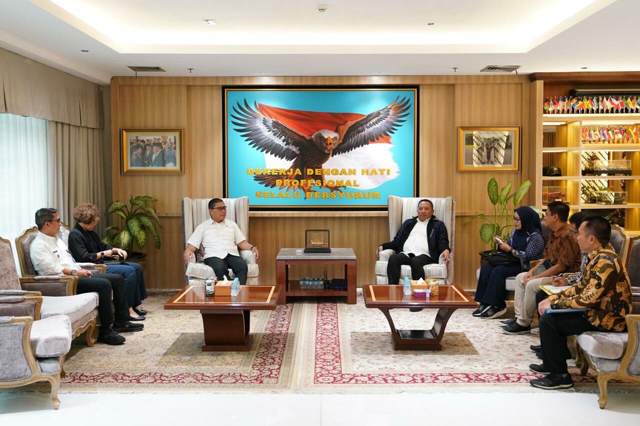 Pertemuan Bupati Sampang H. Slamet Junaidi dengan Kepala Staf Presiden Letjen TNI (Purn.) Anto Mukti Putranto di Gedung Bina Graha, Jakarta Pusat.
