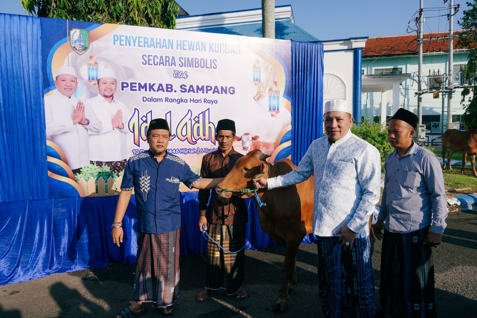 Bupati Sampang H. Slamet Junaidi menyerahkan hewan kurban secara simbolis