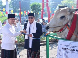 Emil Dardak Serahkan Kurban Presiden Prabowo di Masjid Al Akbar