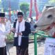 Emil Dardak Serahkan Kurban Presiden Prabowo di Masjid Al Akbar