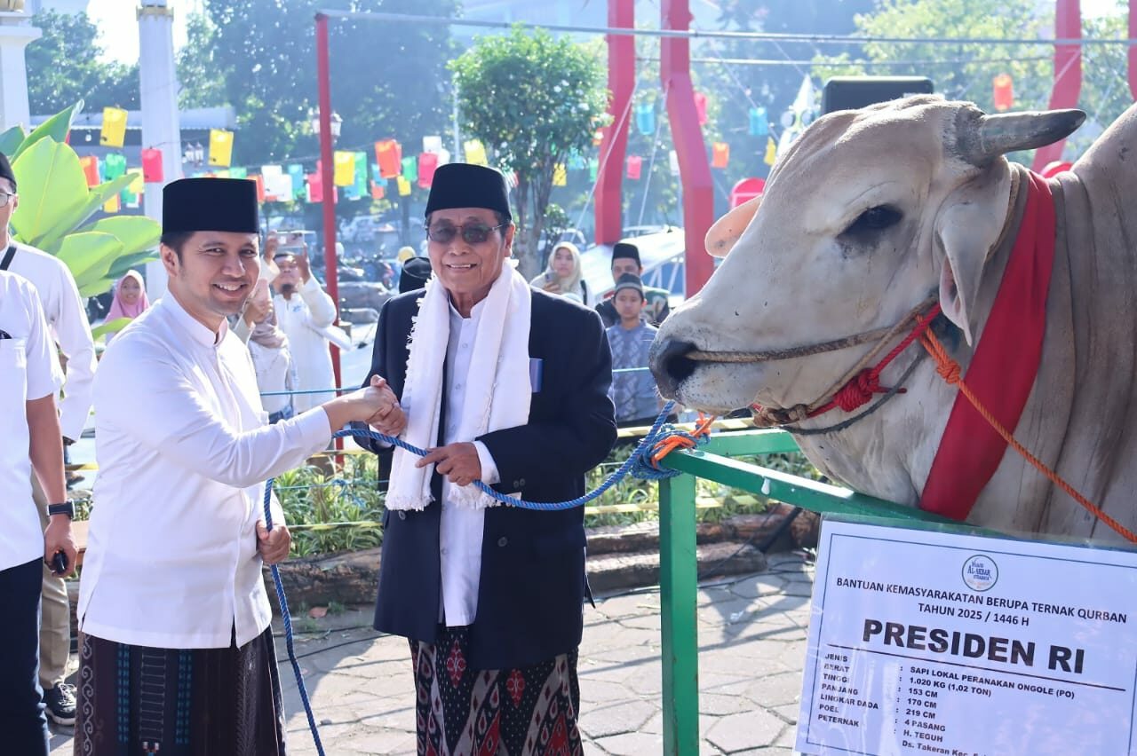 Penyerahan hewan kurban oleh Pelaksana Tugas (Plt.) Gubernur Jawa Timur, Emil Elestianto Dardak, kepada Takmir Masjid Al Akbar.