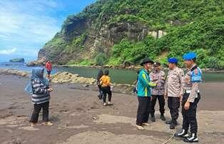 Polsek Ambulu melakukan saat melakukan patroli di lokasi wisata