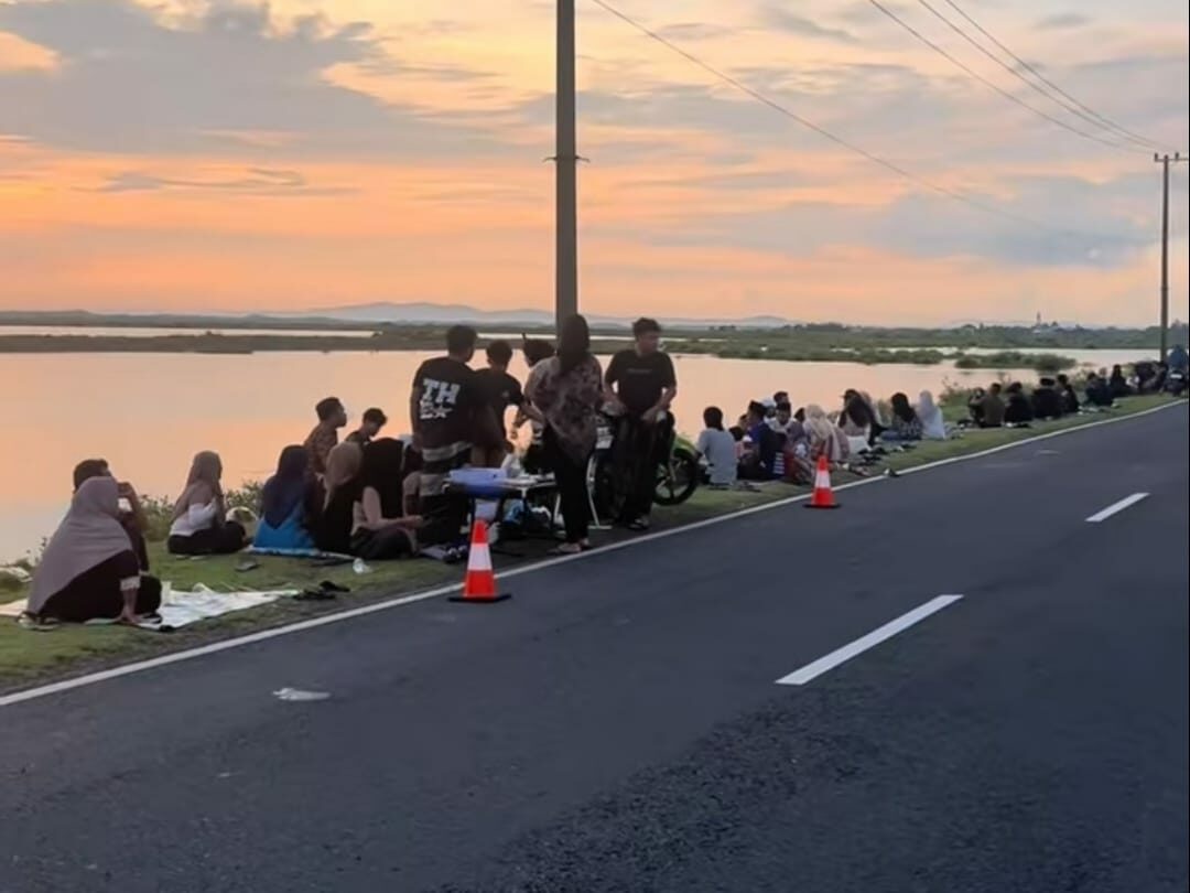 Suasana nongkrong sore di Coffee Copcop Pangarengan, Sampang.