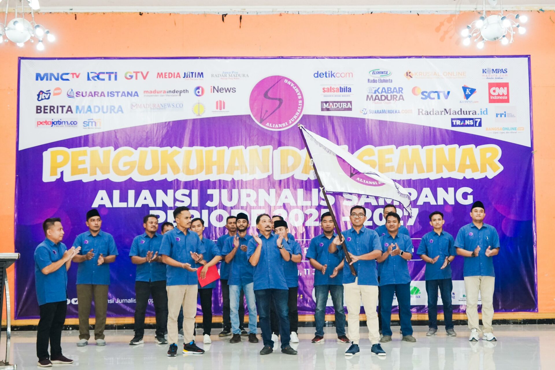 Penyerahan bendera dari pengurus lama kepada pengurus baru
