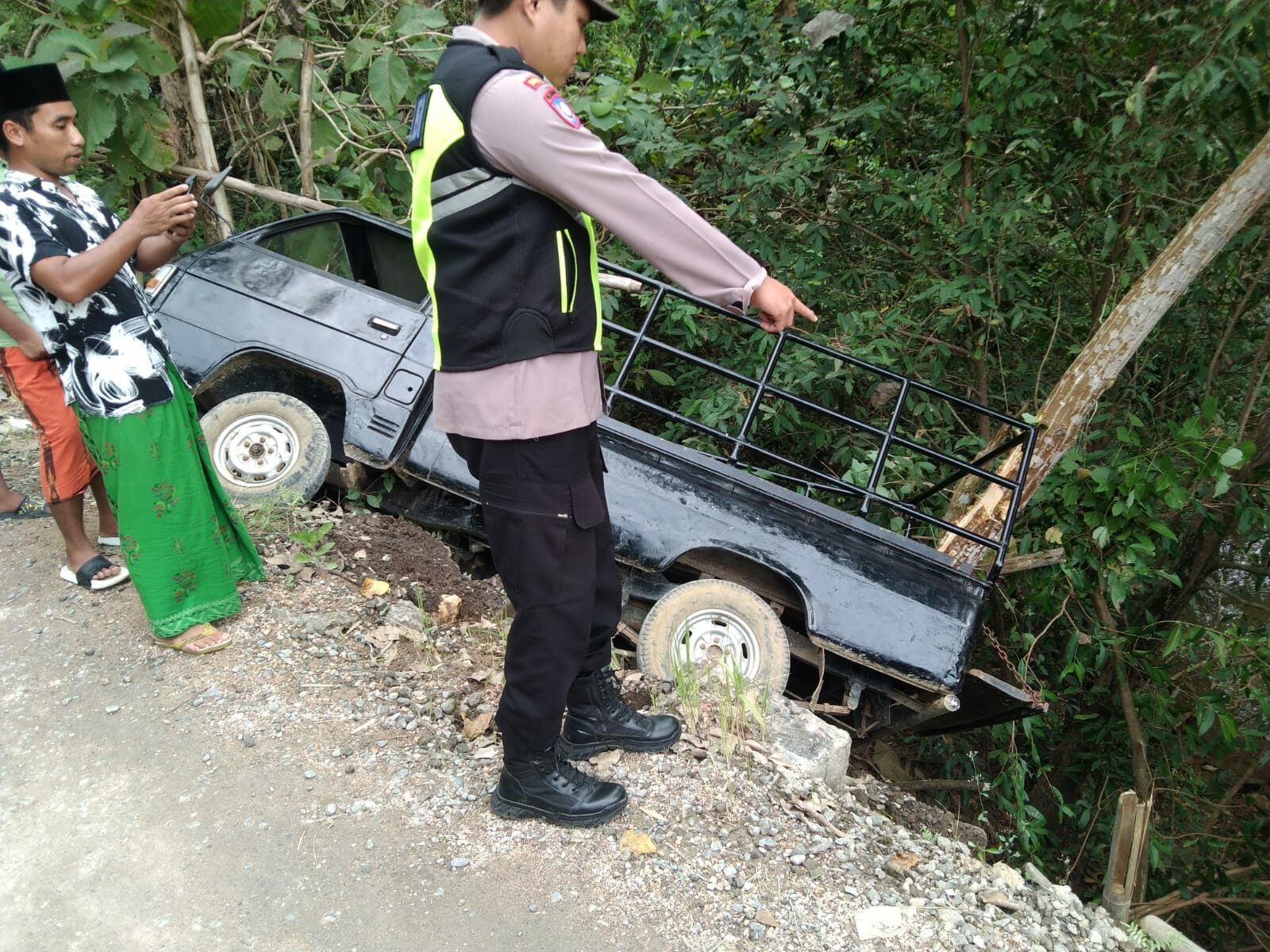 Mobil pick up terguling di jalan Raya Somber Tambelangan