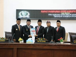Penyerahan nota penjelasan Bupati kepada DPRD terkait Raperda RPJMD