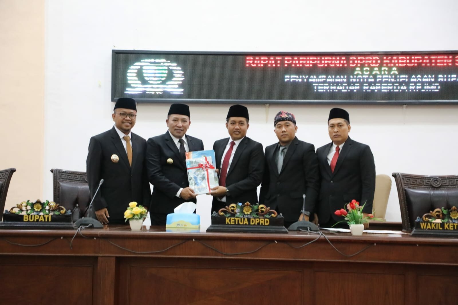 Penyerahan nota penjelasan Bupati kepada DPRD terkait Raperda RPJMD