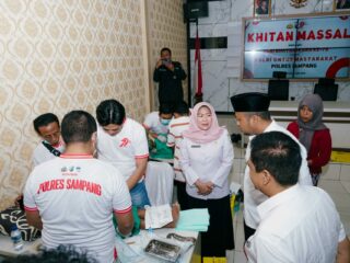 Warga Antusias Ikuti Khitanan Massal Polres Sampang, Bagian dari HUT Bhayangkara
