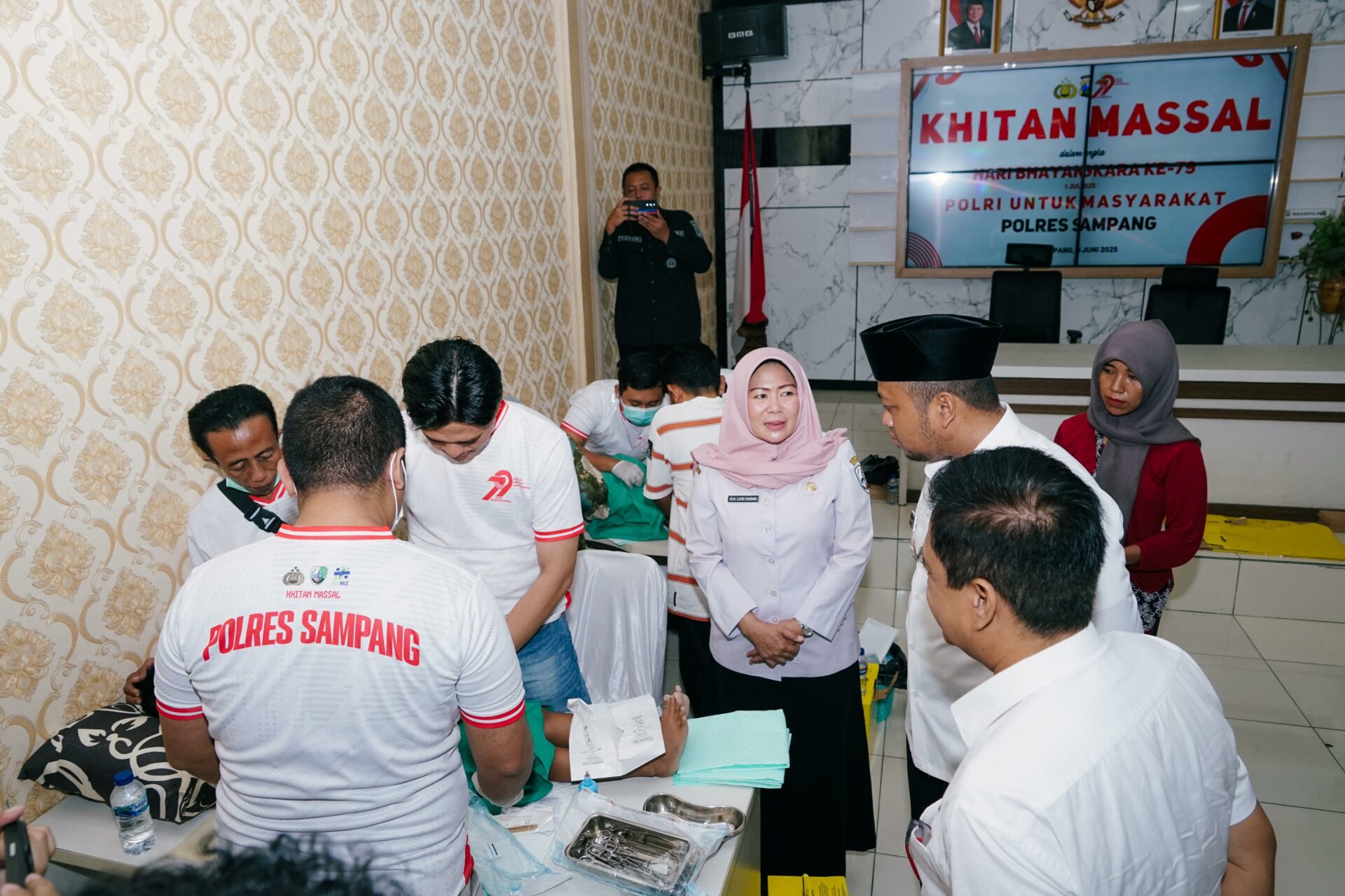 Wakil Bupati Sampang H. Ahmad Mhfudz saat menyaksikan proses khitanan massal di Aula Sanika Satyawada Mapolres Sampang, Rabu (25/6/2025).