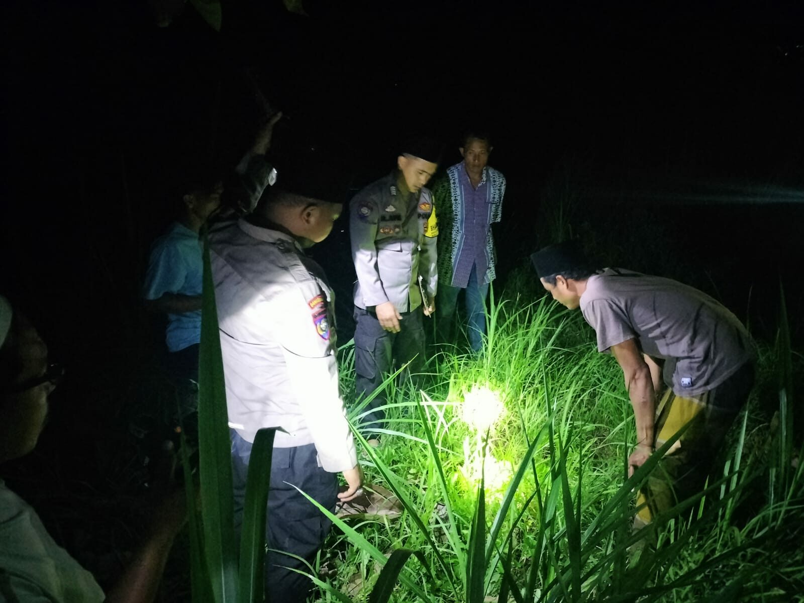 Anggota Polres Sampang bersama warga di lokasi penemuan bayi
