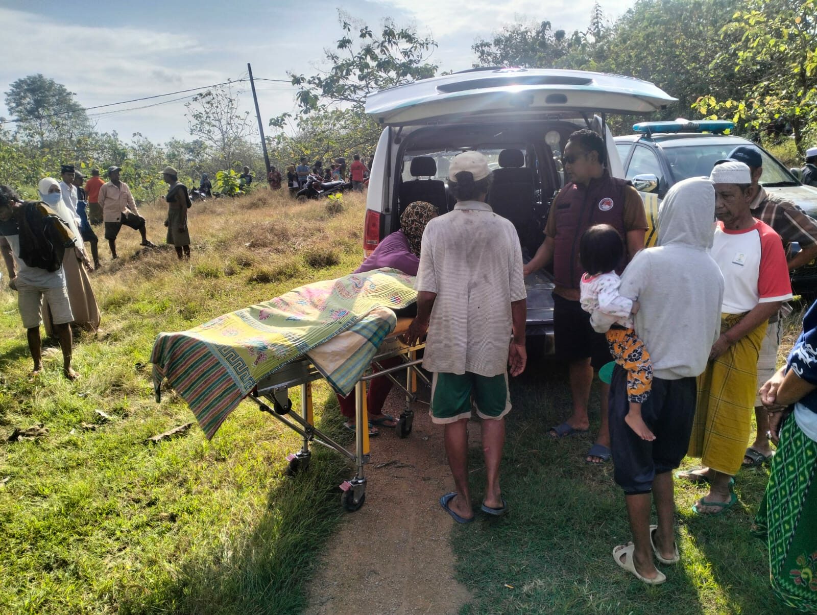 Evakuasi mayat yang ditemukan di pinggir jalan, Senin (30/6/2025).