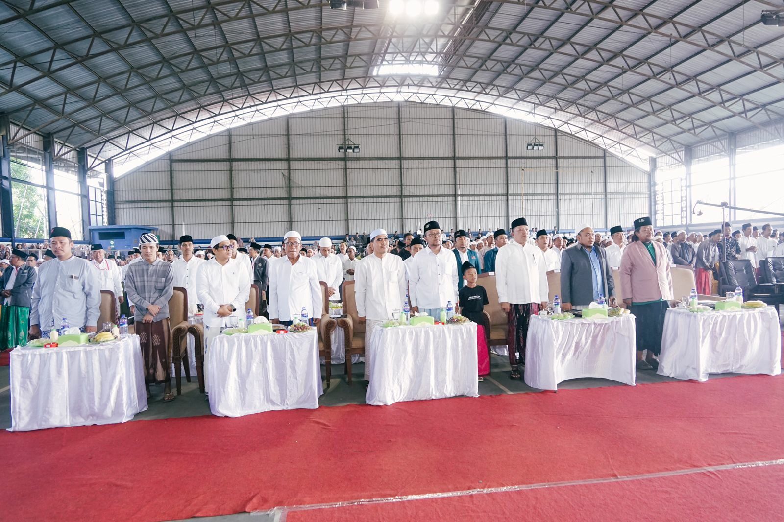 Bupati Sampang menghadiri silaturahmi dan Haul Masyayikh Bata-Bata di Gor Indoor, Senin (30/6/2025)