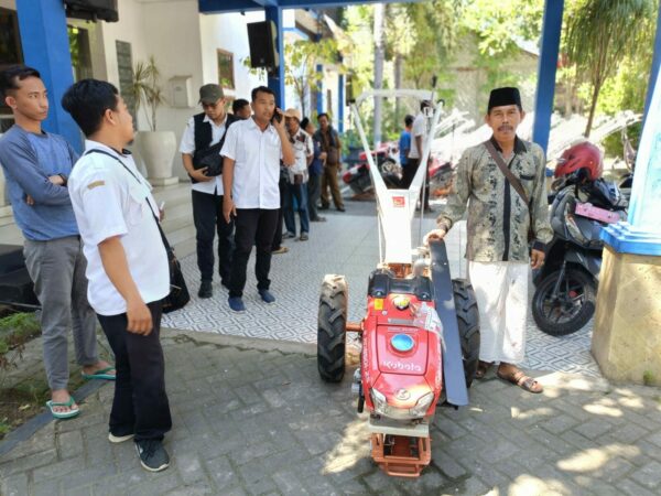 Dorong Produktivitas Petani, Pemkab Sampang Salurkan Puluhan Hand Traktor