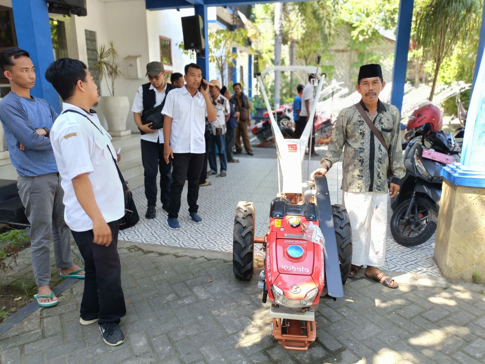 Penyaluran hand traktor kepada kelompok tani