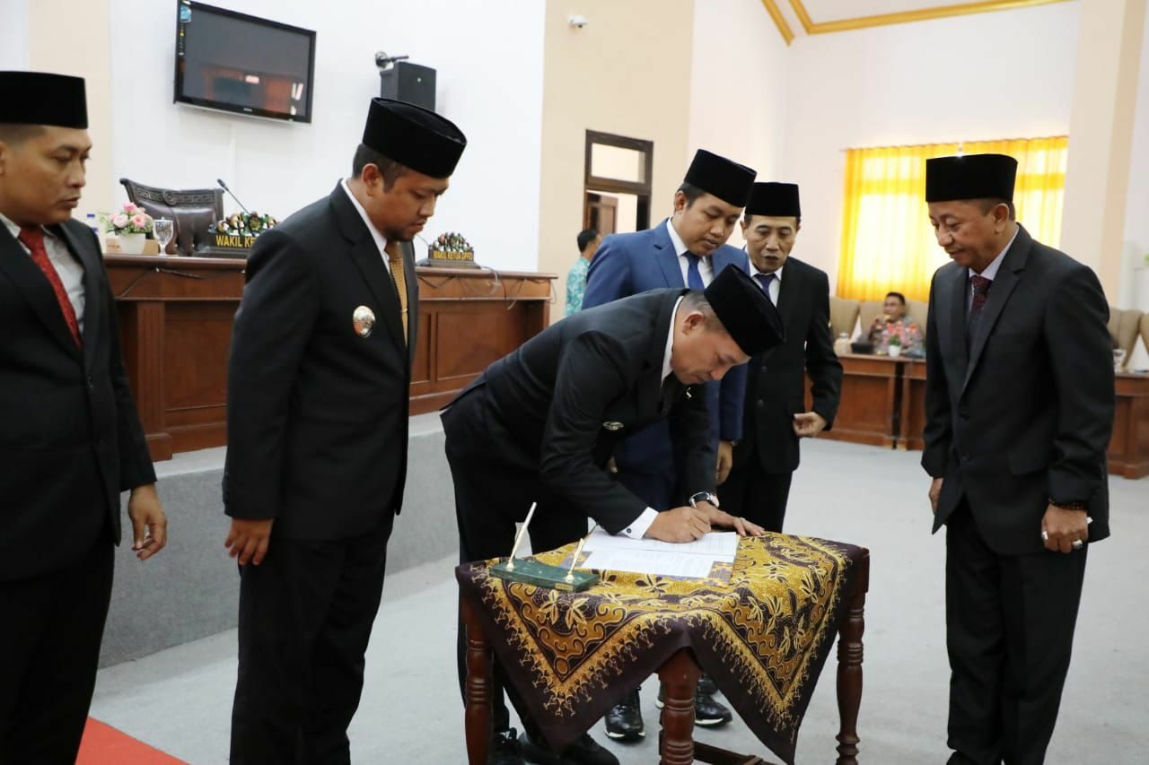 Bupati Slamet Junaidi menandatangani persetujuan bersama Raperda RPJMD Sampang 2025-2029