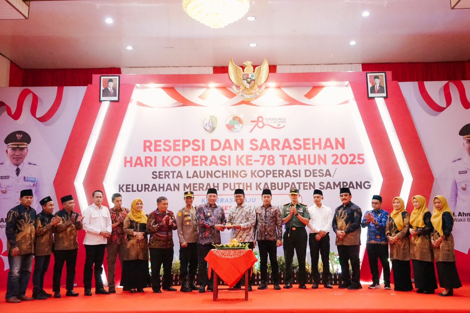 Bupati Sampang H. Slamet Junaidi dan Wakil Bupati H. Ahmad Mahfudz menghadiri resepsi har koperasi ke-78