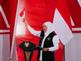 Khofifah Dorong Warga Sampang Naik Kelas Lewat Bantuan Sosial