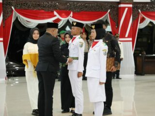 Bupati Sampang H. Slamet Junaidi mengukuhkan anggota Paskibra di Pendopo Trunojoyo