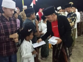 Moh Husin Tomas Pangarengan Santuni Anak Yatim