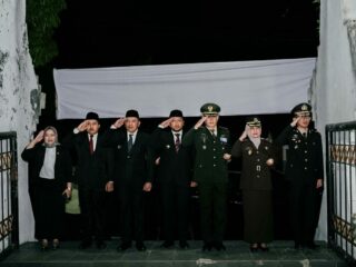 Bupati Sampang beserta Forkopimda Sampang menghadiri apel kehormatan dan renungan suci di TMP Kusuma Negara, Sabtu (16/08/2025) dini hari.