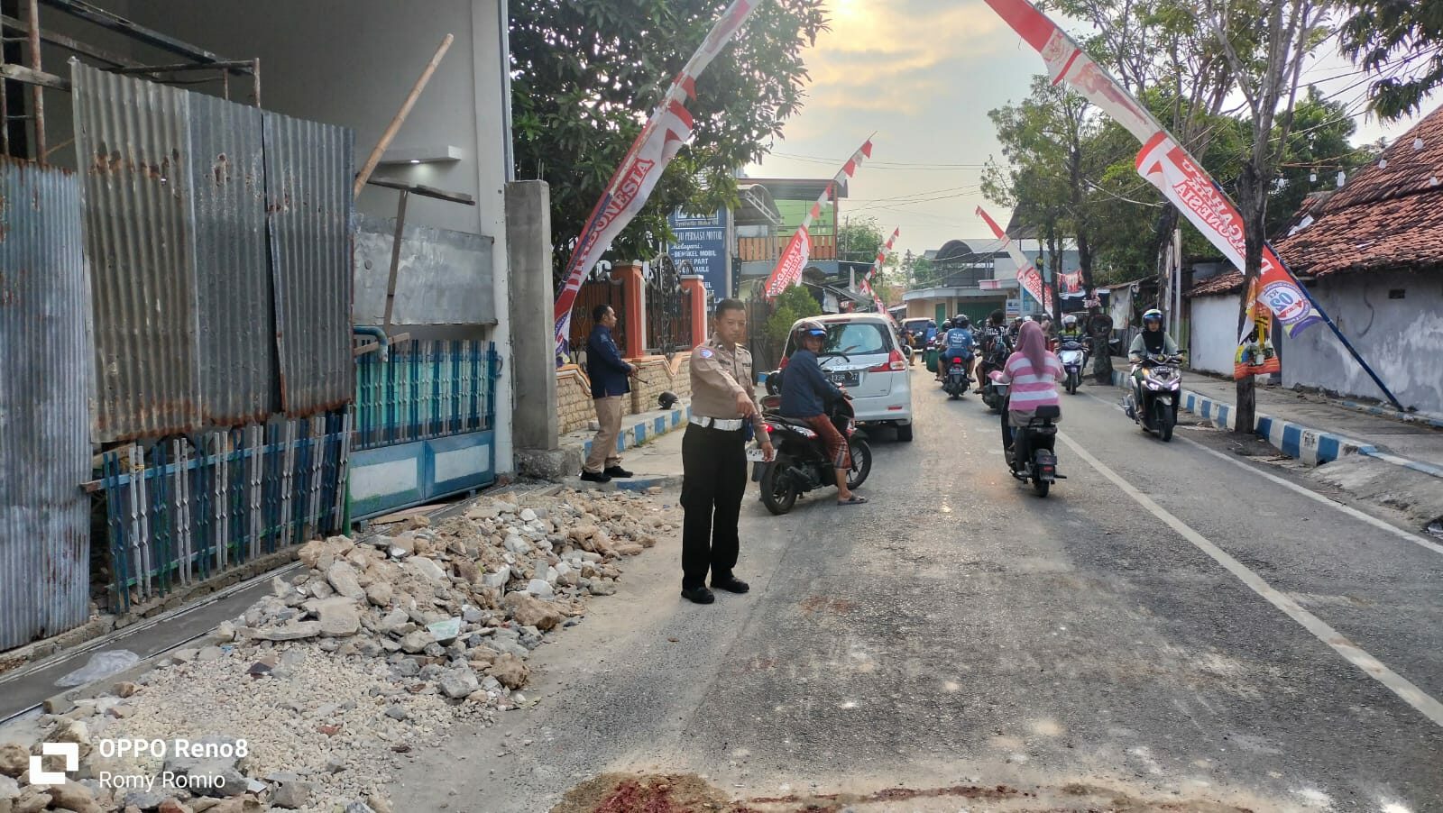Anggota Polres Sampang menunjukkan TKP Lakalantas (Foto: Humas Polres Sampang).