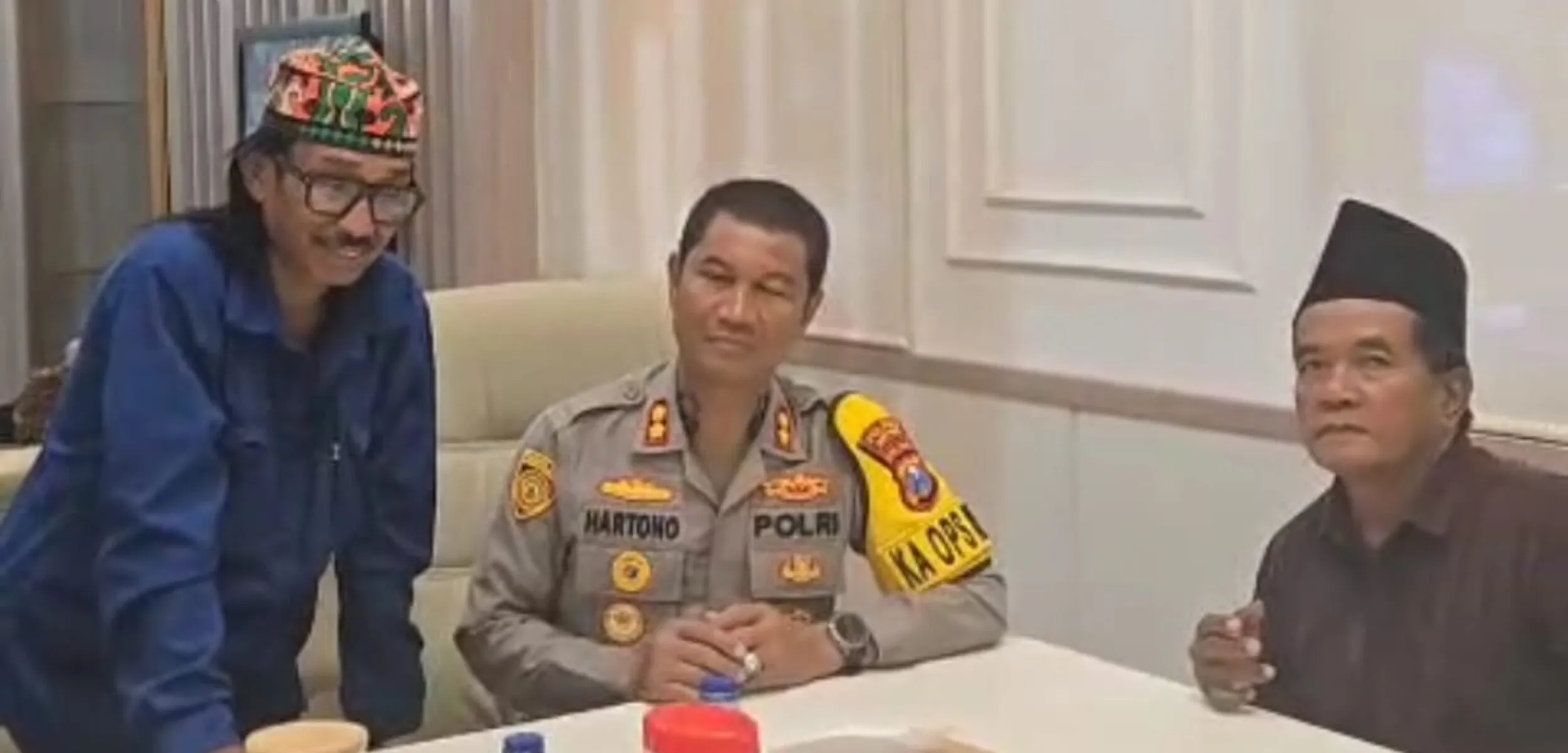 Mad Jari Serahkan Diri ke Polres Sampang Usai Kasus SPBU Camplong<br><p data-start="87" data-end="243"></p>